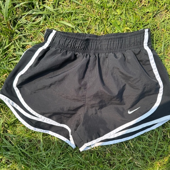 Nike Black and White Athletic Shorts Lightweight Design - Picture 1 of 2